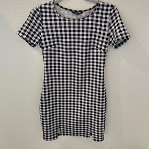 Shein black and white mini body fitting dress. Stretchy and comfortable!